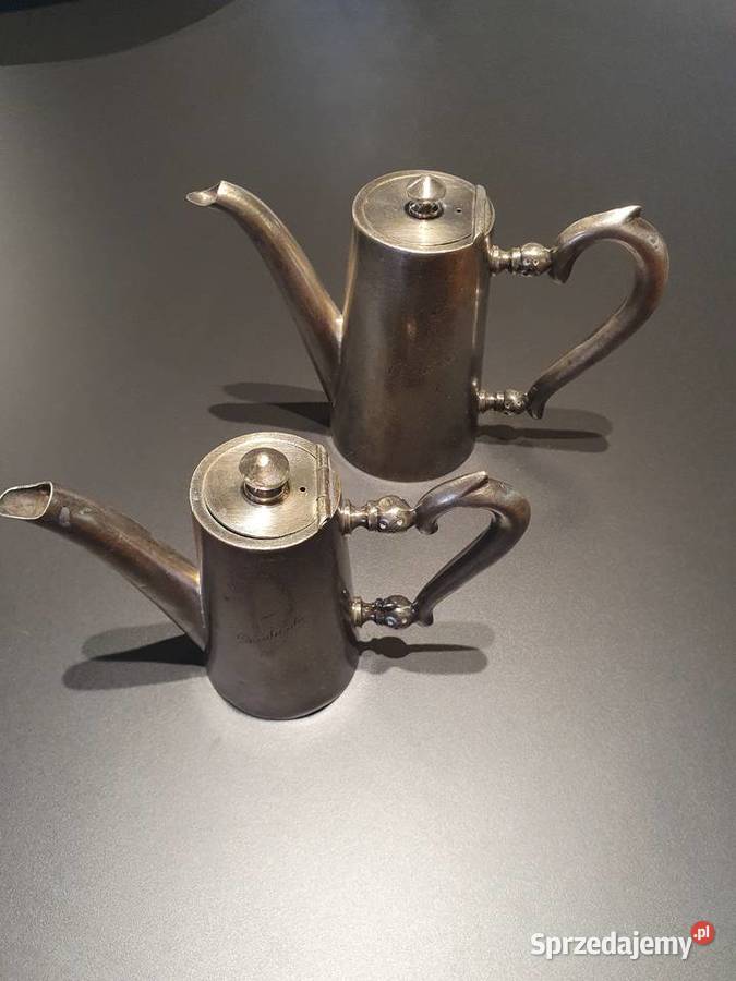 Dzbanek z pokrywką mniejszy z dwóch srebrny z