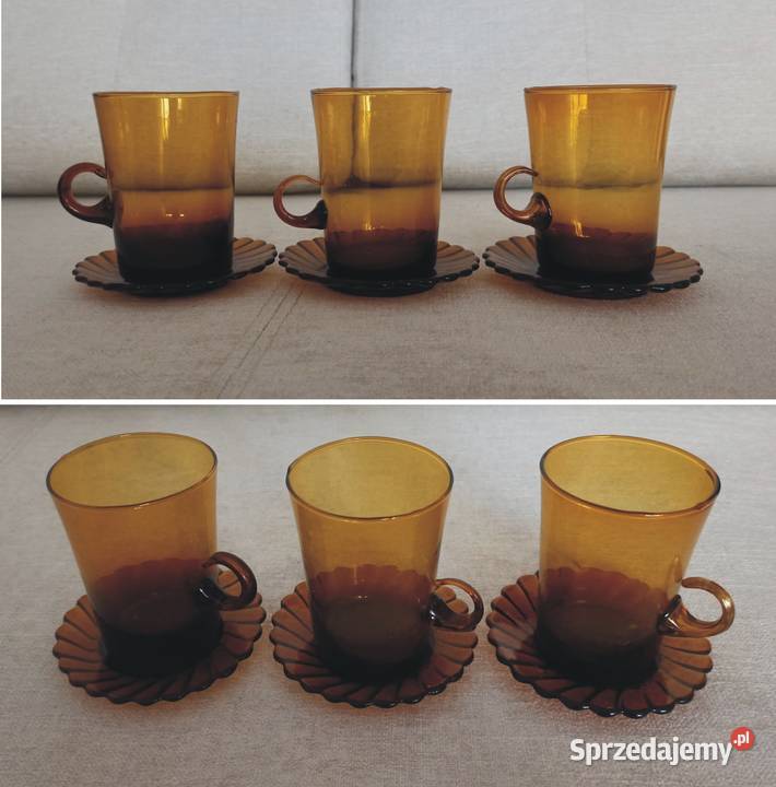 trzy szklanki ze spodkami z początku lat 90tych