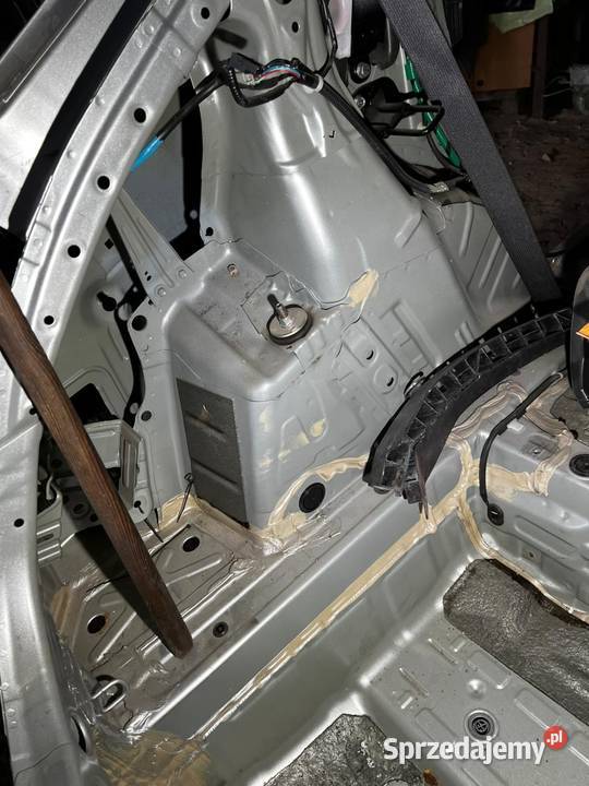 Honda Civic VIII UFO Karoseria Na Ćwiartki Pas Samochody na części Dziecinów