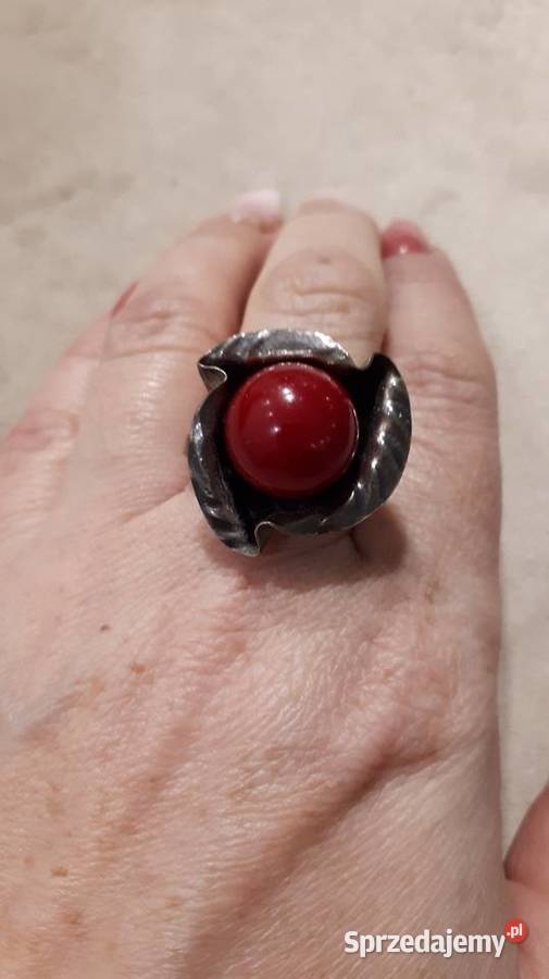 pierścionek srebrny z koralową kulką Skaryszew