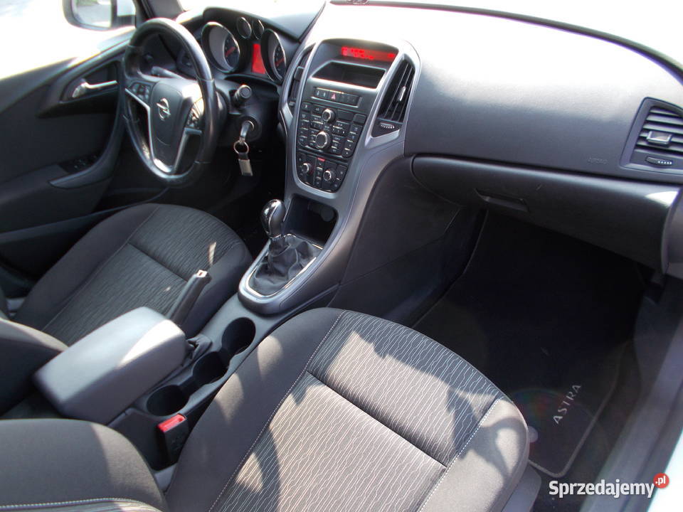 Opel Astra j sedan Salon Polska 2018 biały hak 110000km Pigża