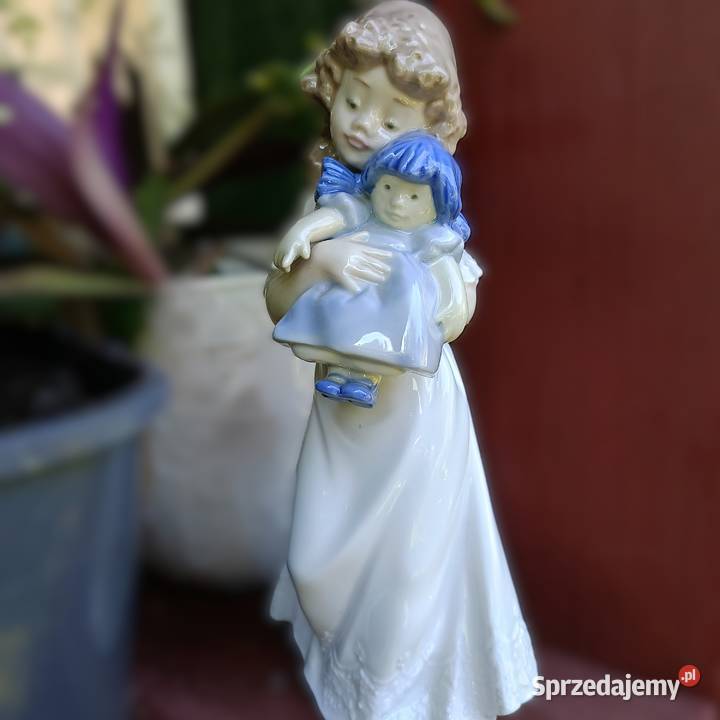Nao LLardo Dziewczynka z lalką Szczytno