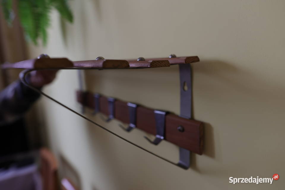 Półka na ścianę z wieszakami drewniane listwy 66