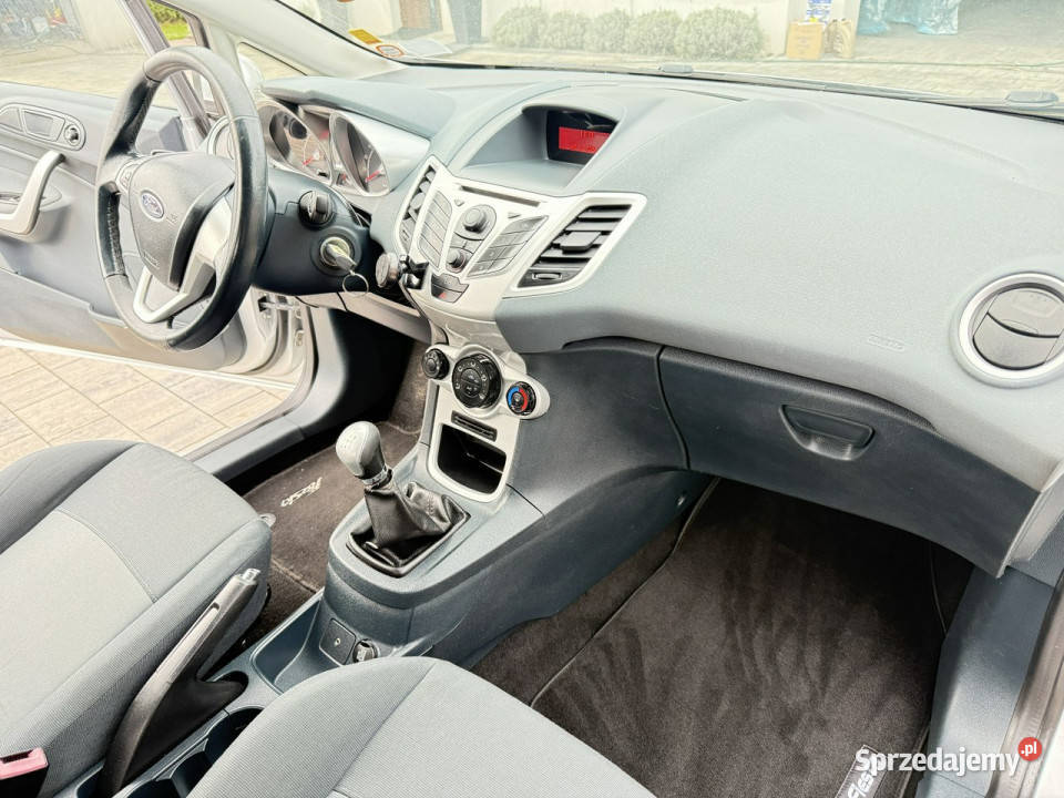 Ford Fiesta 14 Niski oryginalny przebieg Mk7 srebrny Poznań