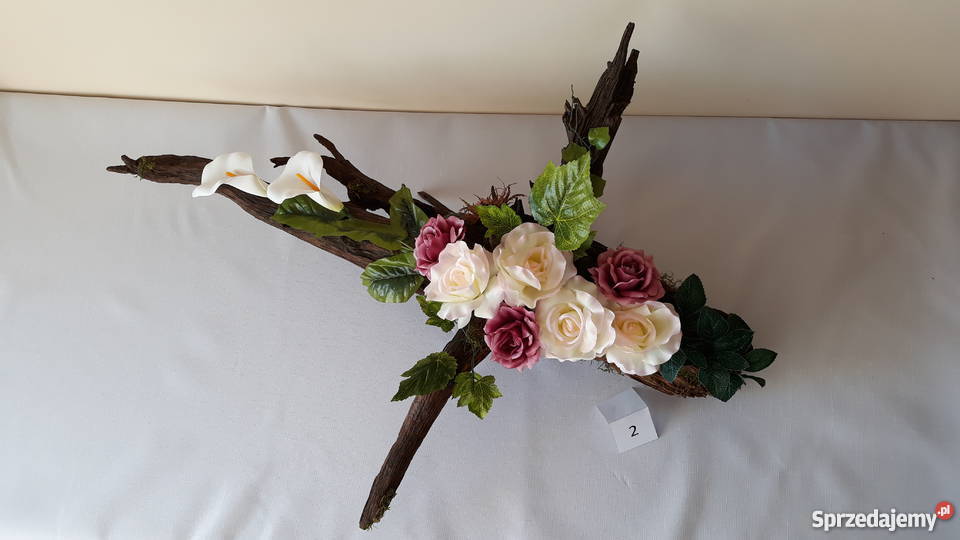 Dekoracja kwiatowa na korzeniu