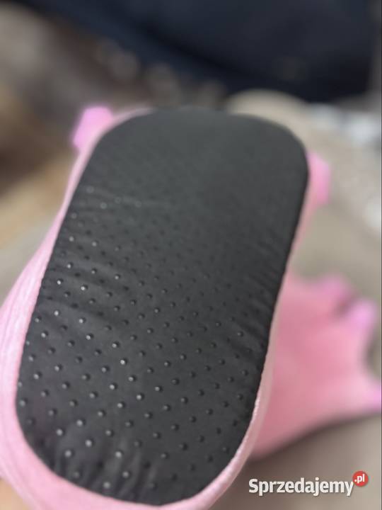 różowe pluszowe kapcie w kształcie łap z Żary