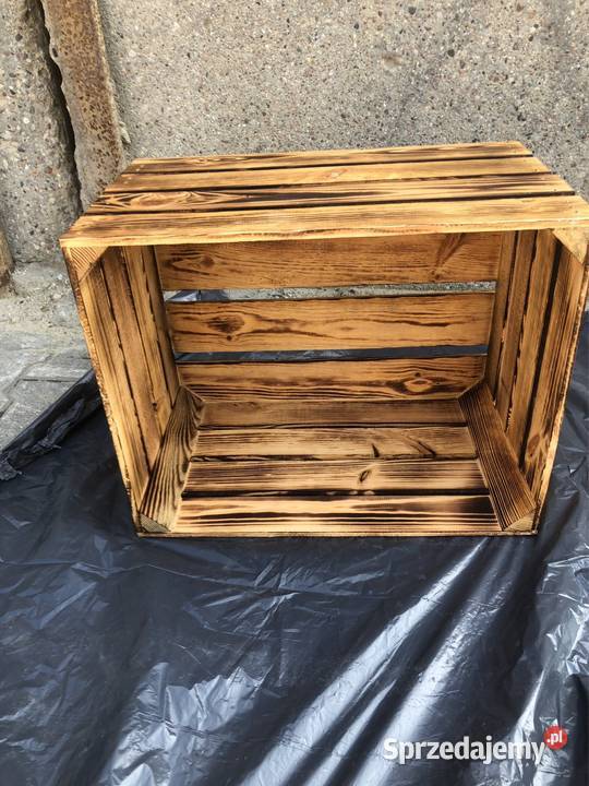 Drewniana skrzynka opalana i lakierowana półka
