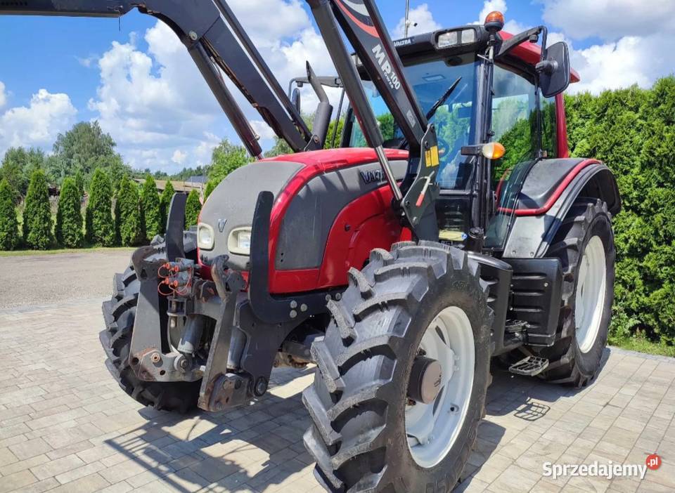 Valtra N101 z tuzem i ładowaczem Grabów Szlachecki