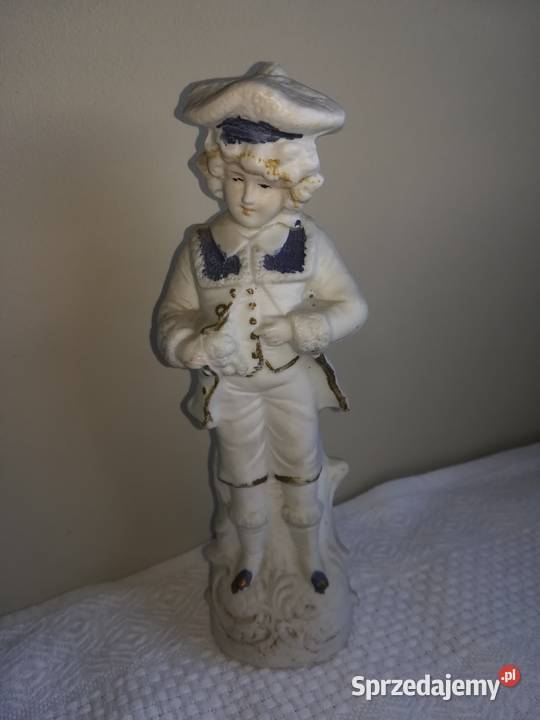 biskwitowa figurka z początku XX wieku chłopiec