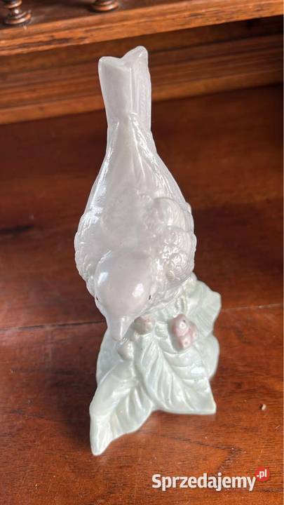 FIGURKA PTASZKA Na gałęzi z liśćmi i owocami pomorskie Gdańsk