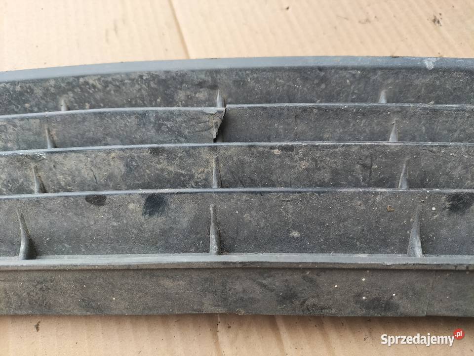 AUDI 80 B4 8A0807683 ŚRODKOWA KRATKA ZDERZAKA Kamień-Kolonia sprzedam