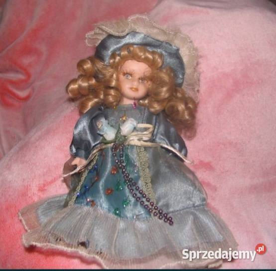 Porcelanowa lalka kolekcjonerska na stojaku śląskie Sosnowiec