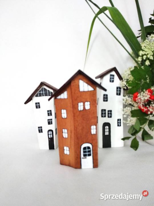 Małe krzywe domki dekoracja przyciągająca wzrok