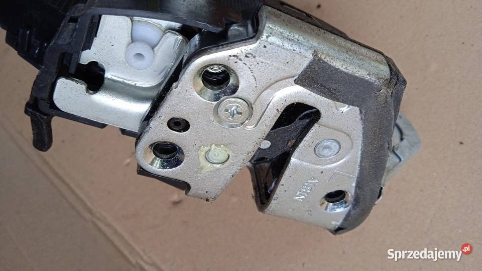 COROLLA VERSO II ZAMEK DRZWI TYŁ LEWY 8PIN osobowe