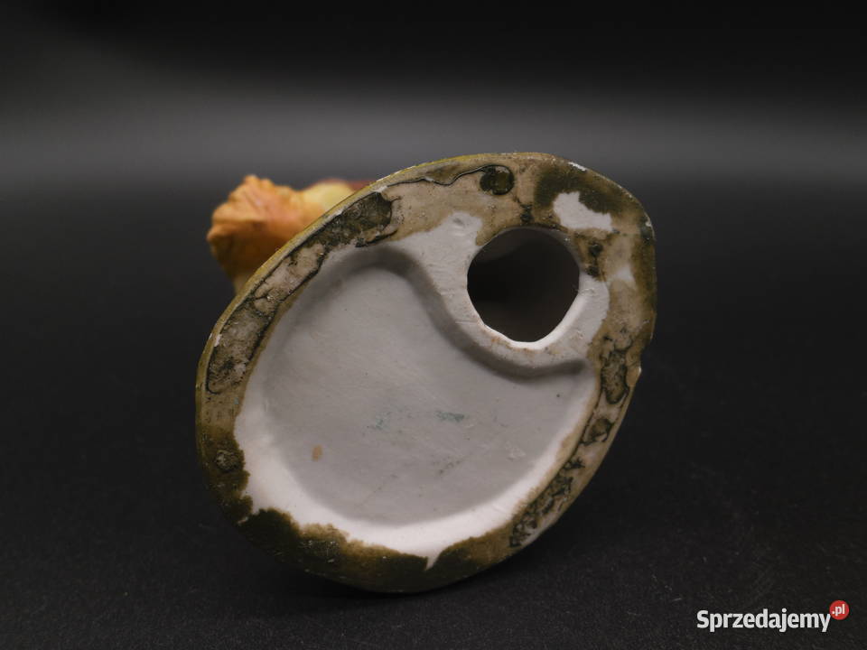 Ceramiczna figurka przedstawiająca chłopca Raszków