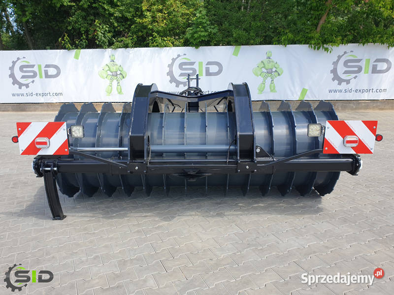 Wał kiszonkowy do rozgarniania pryzm ugniatający