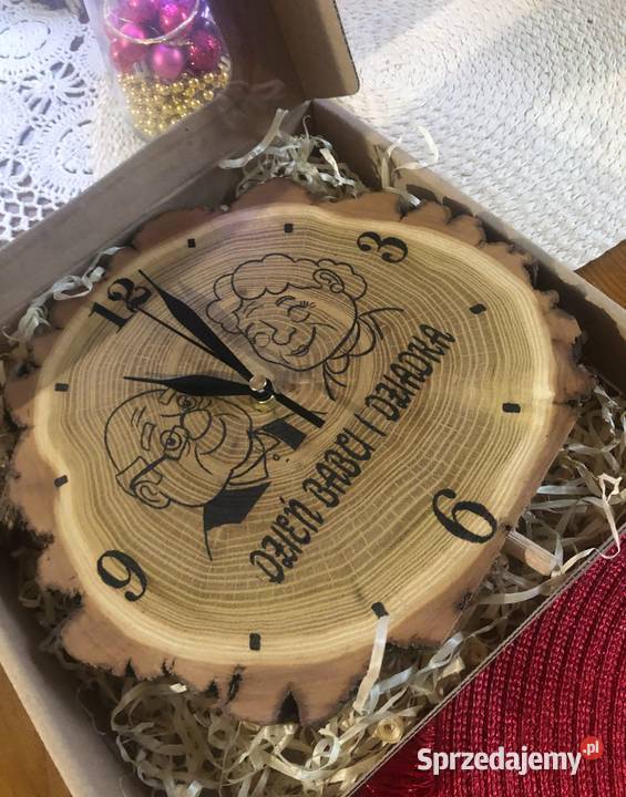 Zegar z drewna akacjiz okazji Dnia Babci i Strzyżów