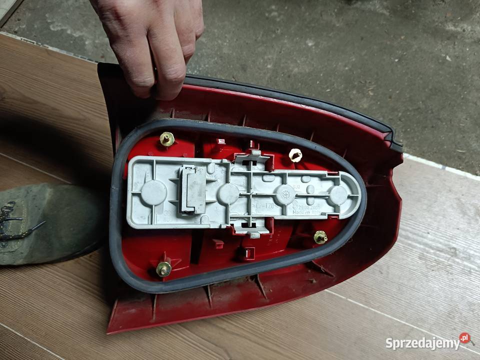 Lampa tył Audi a4 B5 kombi osobowe Lampy tylne Książki