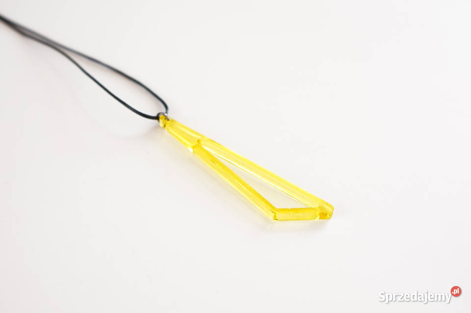 Żółty wisiorek trójkąt z żywicy epoksydowej z Naszyjniki Warszawa
