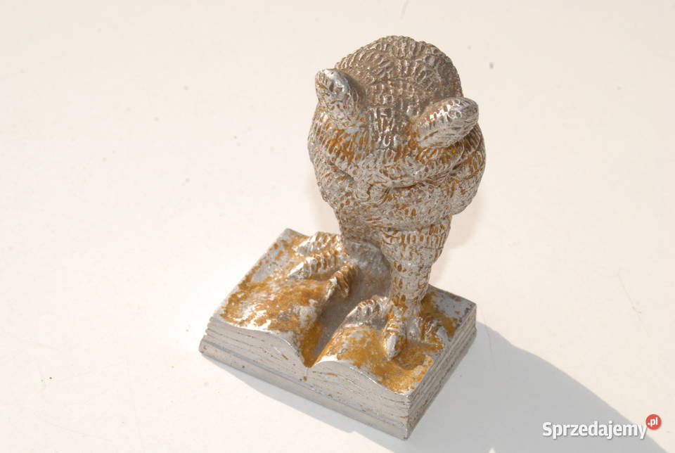 Stara figurka sowa na książce mądra sowa Cieszyn