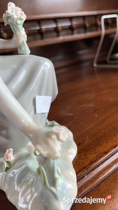 Figurka Dziewczyna zrywająca kwiaty Lladro Spain