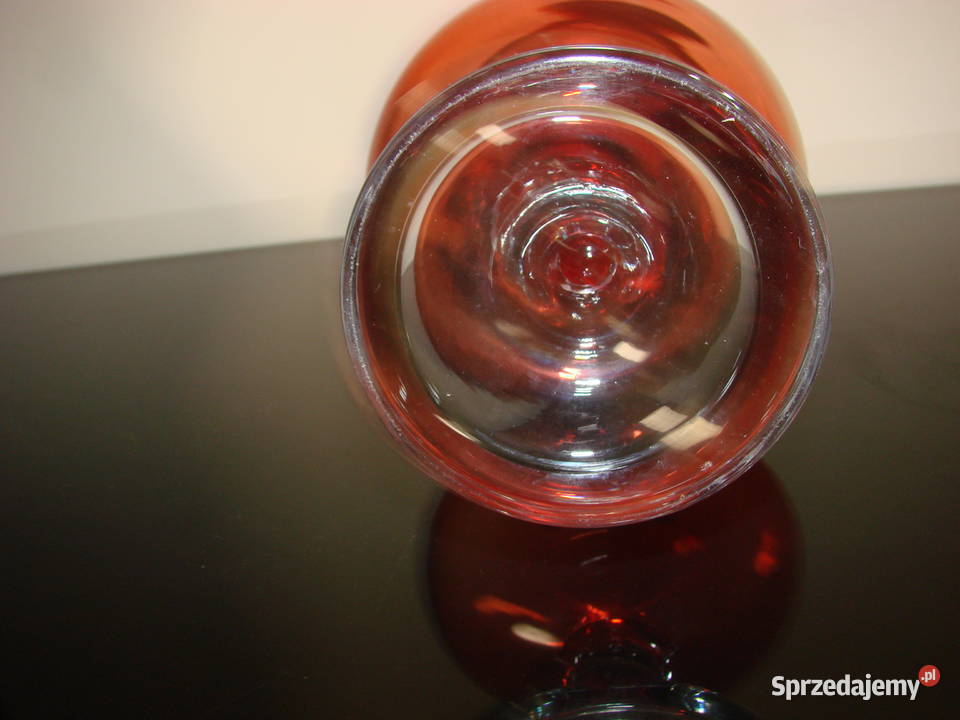 szklany czerwony wazon