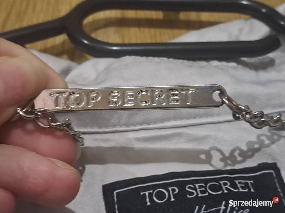 Jasny krótki płaszcz damski dwurzędowy Parczew