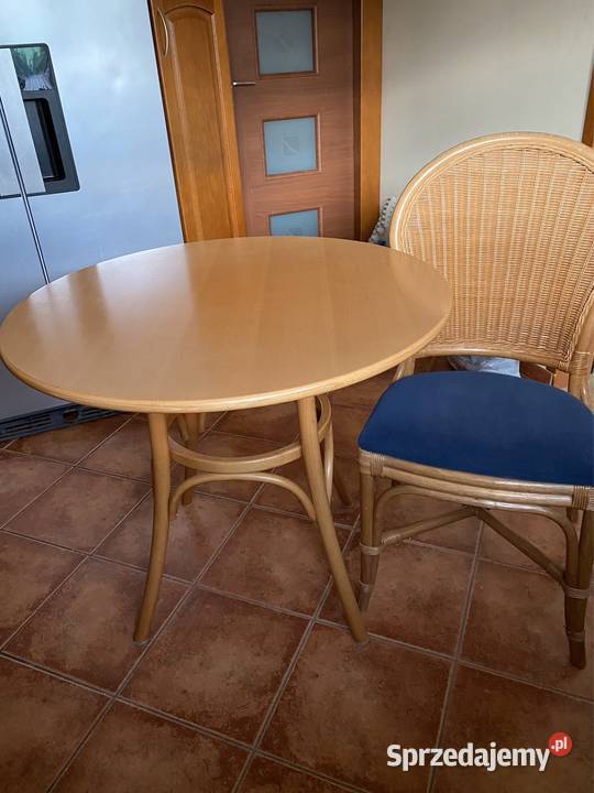 Stół drewniany z wiklinowymi krzesłami do jadalni