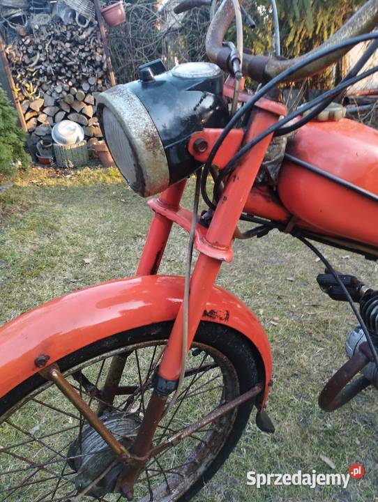 Romet Komar z dokumentami Knurów