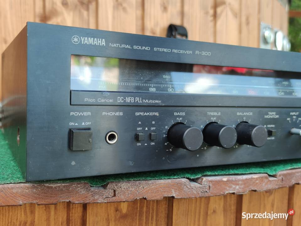 Yamaha R300 amplituner stereo vintage 1983r