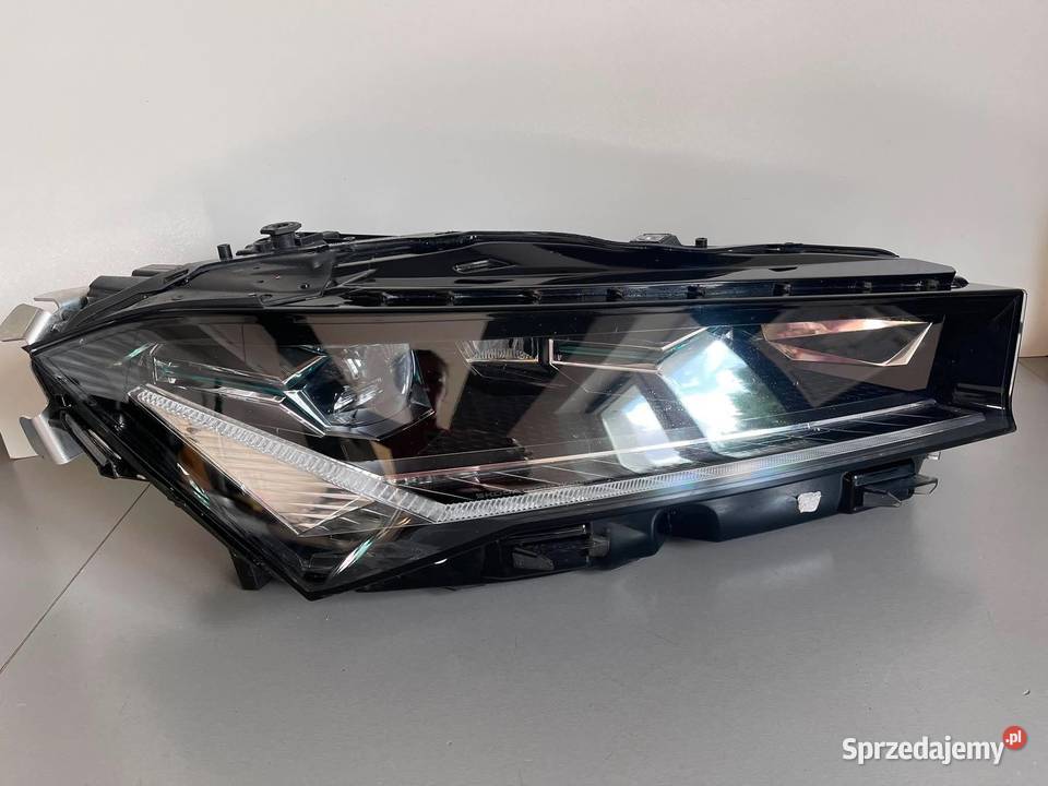 SKODA SUPERB IV CRYSTAL LIGHTING FULL LED PRAWA Ostroróg