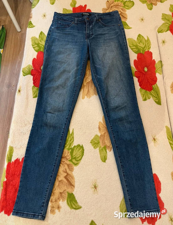 Ciemnoniebieskie obcisłe jeansy spodnie wiosna łódzkie Łódź