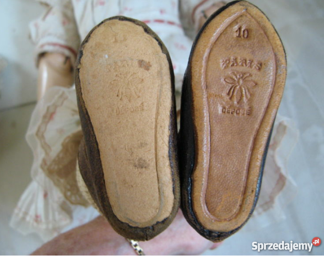 Stara lalka w ubraniu ze starych czasów Bereżki