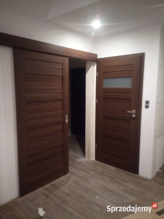 NAKŁADKI MASKUJĄCE STARE FUTRYNY Z DRZWIAMI I