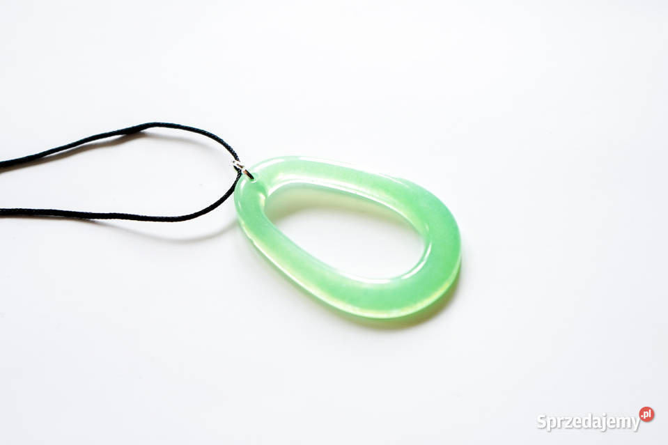Duży owalny zielony wisiorek świecący w sprzedam