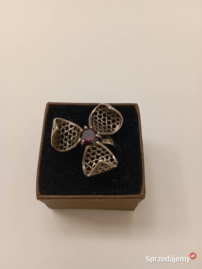 Pierścionek srebrny z rubinkiem Pierścionki Radom