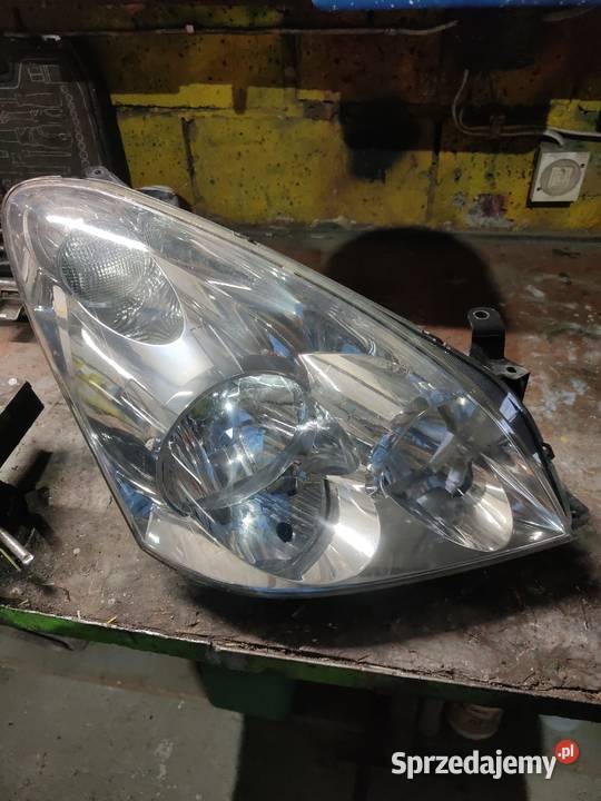 Lampa prawa przednia z Toyota Carola Verso 22