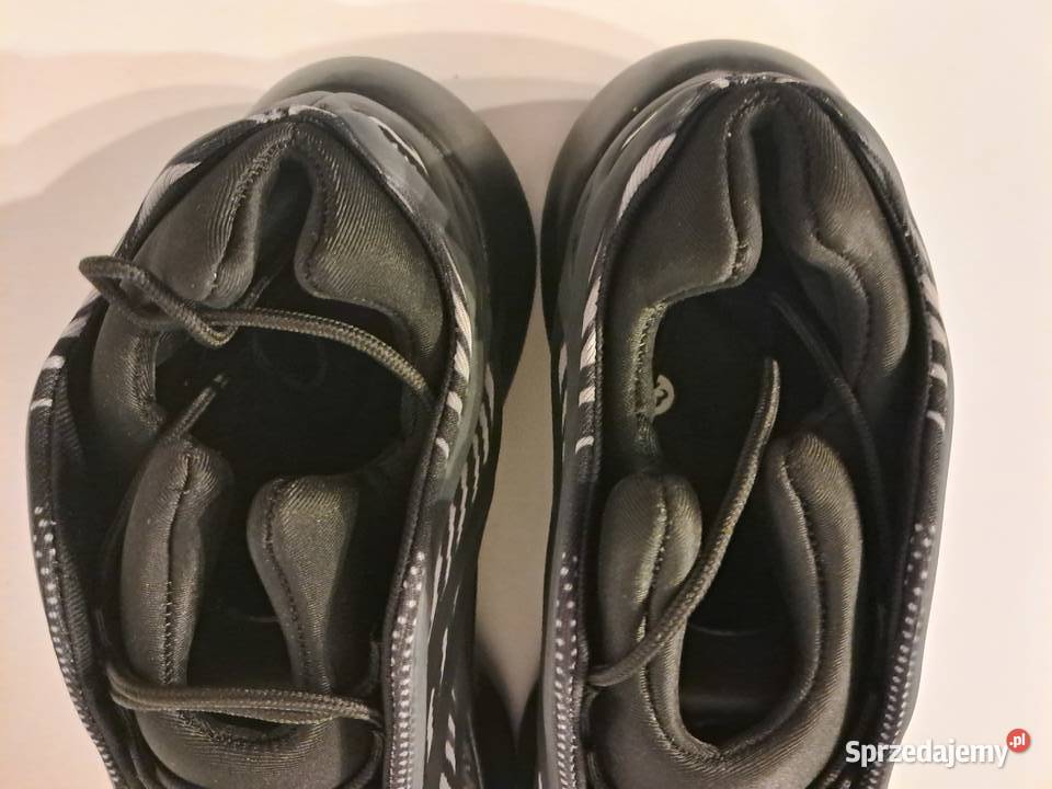 nowe buty z małą wadą fabryczną pokazaną na świętokrzyskie Sandomierz