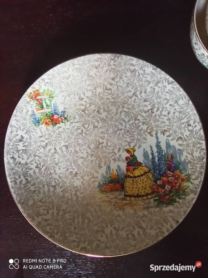 Dama w ogrodzie wśród ostróżek Empire Ware pomorskie