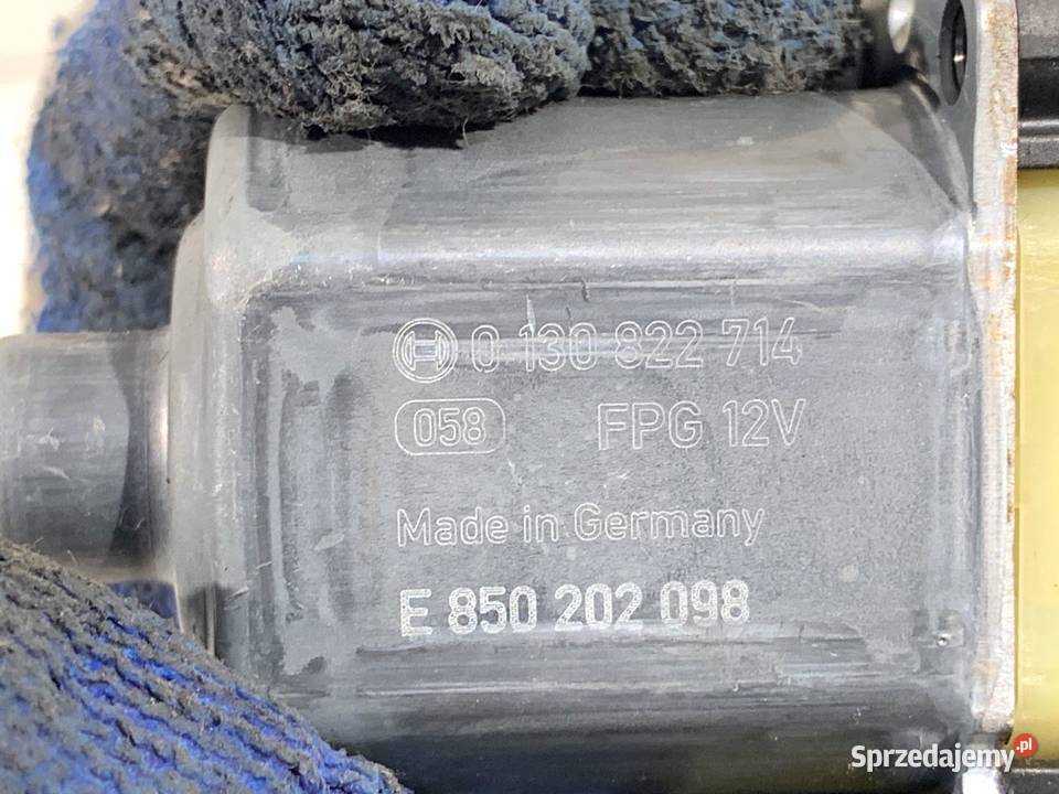 PODNOŚNIK SZYBY PRAWY TYŁ VW TIGUAN 5Q0959802A osobowe sprzedam