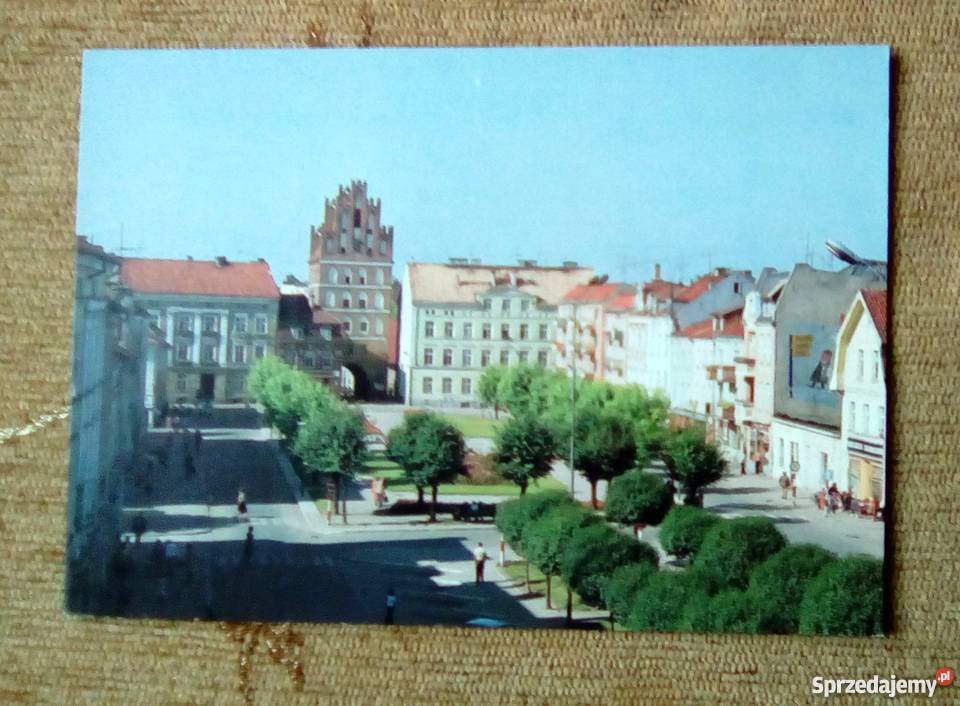 PLAC ZJEDNOCZENIA W BARTOSZYCACH I GOTYCKA BRAMA Piszczac
