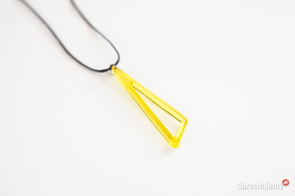 Żółty wisiorek trójkąt z żywicy epoksydowej z Warszawa