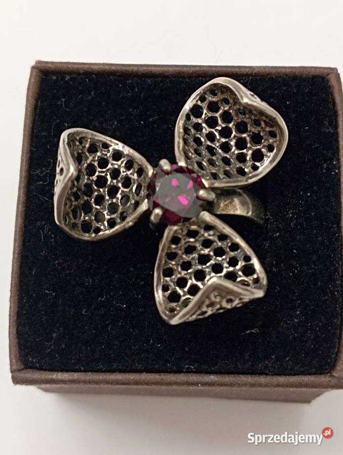 Pierścionek srebrny z rubinkiem Radom