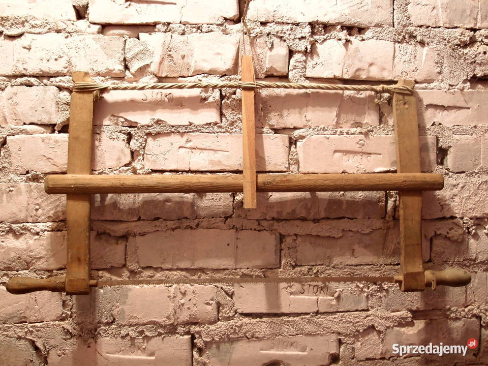 Zabytkowa duża ręczna piła do drewna w starym łódzkie Łódź