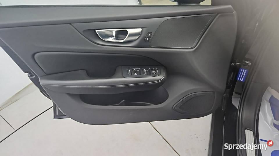Volvo V60 B4 D Momentum Core aut Z Polskiego czarny Warszawa
