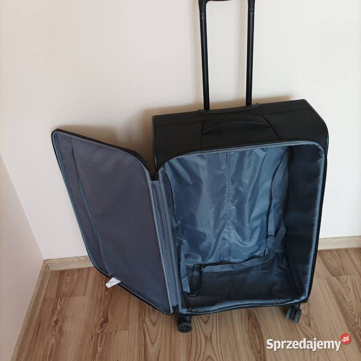 Duża walizka podróżna na kółkach