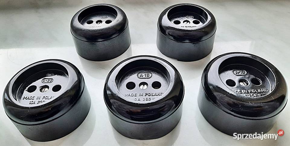 Gniazdo natynkowe okrągłe czarne 220 V z PRL Ostrów Wielkopolski