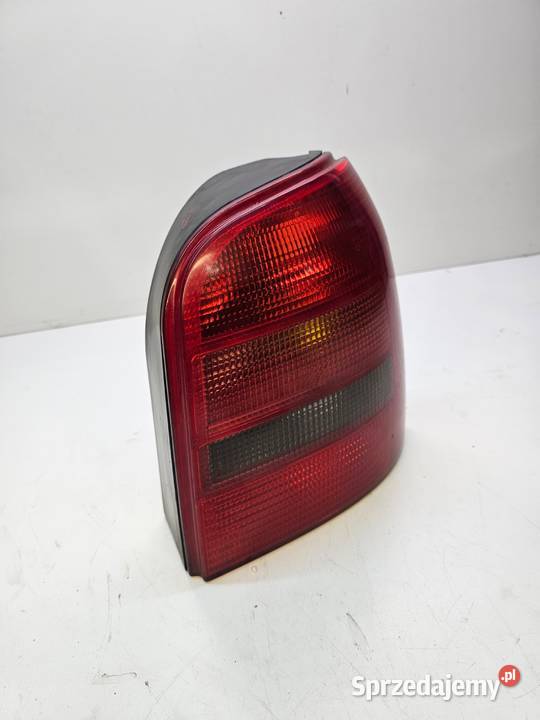 LAMPA PRAWY TYŁ W BŁOTNIK AUDI A4 B5 AVANT Przystajń