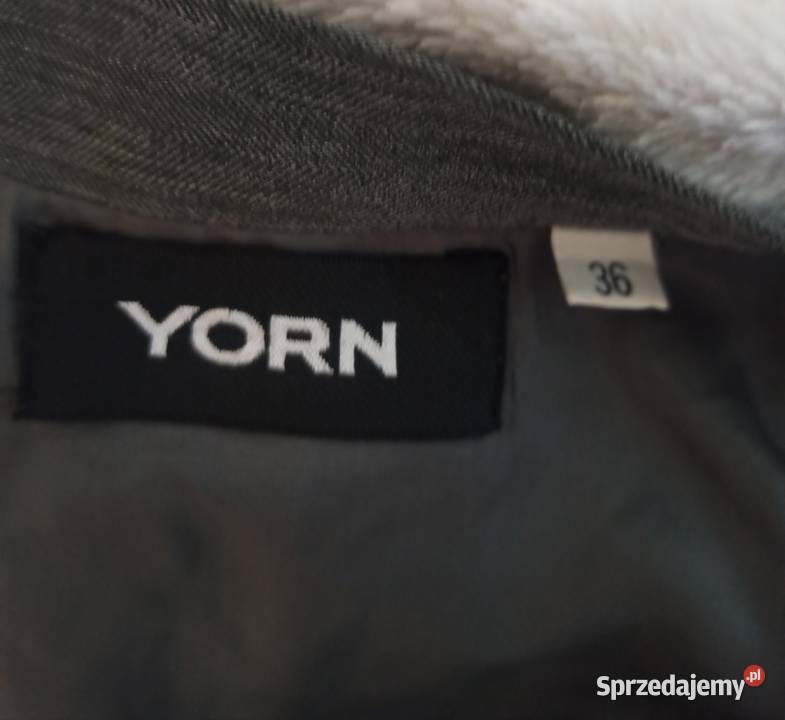 szara długa spódnica