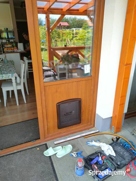 Drzwiczki kota psa montaż w drzwiach oknie